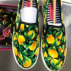 Brand NEW Sneakers, very cute and comfortable